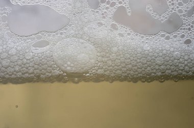 kabarcıklar ve bira köpük bardak closeup görünümü