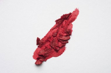 Beyaz arka plan üzerinde kırmızı kuru boya portre görünümü