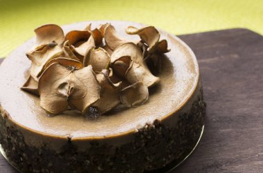 Kuru elma cips üstünde belgili tanımlık tepe ile lezzetli pasta