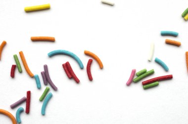 renkli sır beyaz masa üstüne closeup görünümü