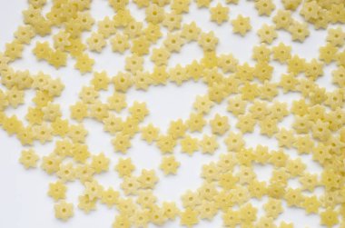 sarı tahıl gevreği beyaz arka plan üzerinde yıldız şekli