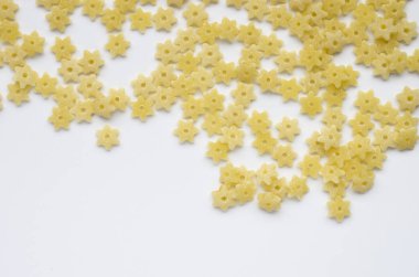 sarı tahıl gevreği beyaz arka plan üzerinde yıldız şekli