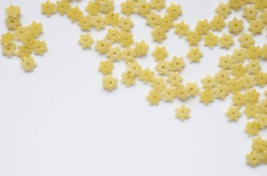 sarı tahıl gevreği beyaz arka plan üzerinde yıldız şekli