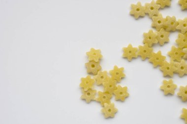 sarı tahıl gevreği beyaz arka plan üzerinde yıldız şekli