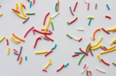 renkli sır beyaz masa üstüne closeup görünümü