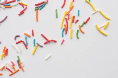 renkli sır beyaz masa üstüne closeup görünümü