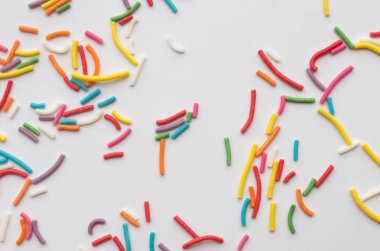 renkli sır beyaz masa üstüne closeup görünümü