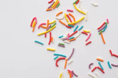 renkli sır beyaz masa üstüne closeup görünümü