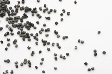 Kuru biber yığın beyaz arka plan üzerinde