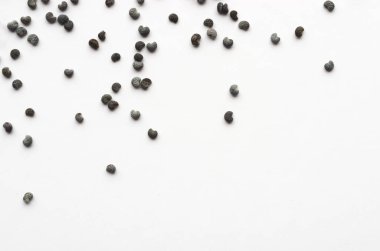 Kuru biber yığın beyaz arka plan üzerinde