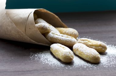 lezzetli taze pişmiş eklerleri ahşap yüzey üzerinde