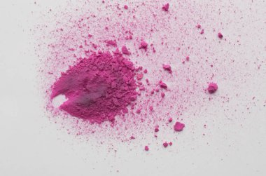 Beyaz arka plan üzerinde mor kuru boya portre görünümü