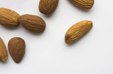 Beyaz arka plan üzerinde badem fındık closeup görünümü