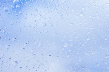 mavi gökyüzü karşı cam su damlaları