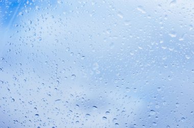 mavi gökyüzü karşı cam su damlaları