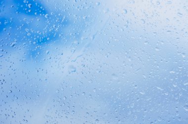 mavi gökyüzü karşı cam su damlaları