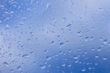 mavi gökyüzü karşı cam su damlaları