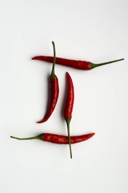 Beyaz arka plan üzerinde kırmızı biber biber üstten görünüm