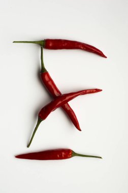 Beyaz arka plan üzerinde kırmızı biber biber üstten görünüm