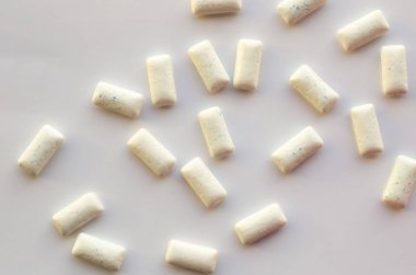 closeup görünümü, beyaz arka plan üzerinde Çiğneme diş etleri yığını