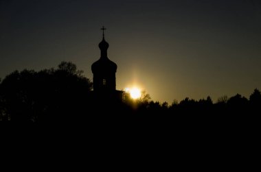 gün batımı arka plan üzerinde Kilise silüeti  