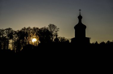 gün batımı arka plan üzerinde Kilise silüeti  