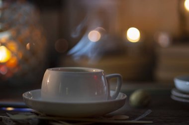 Kupası arka plan bulanık çay ile yakın çekim 