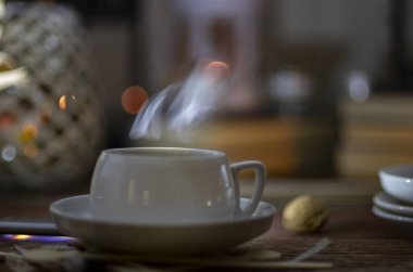 Kupası arka plan bulanık çay ile yakın çekim 