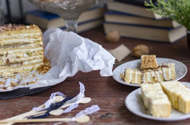 lezzetli dilimlenmiş kremalı pasta portre görünümünü masada