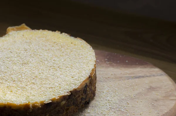 木製のまな板においしいチーズケーキのクローズ アップ ビュー — ストック写真