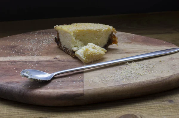 まな板の上のおいしいケーキのスライスのクローズ アップ ビュー — ストック写真