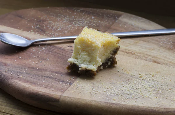 Closeup View Delicious Cake Slice Chopping Board — Stock Photo, Image