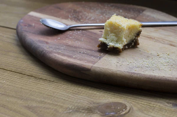 Nahaufnahme Eines Brotstücks Auf Einem Holzschneidebrett — Stockfoto