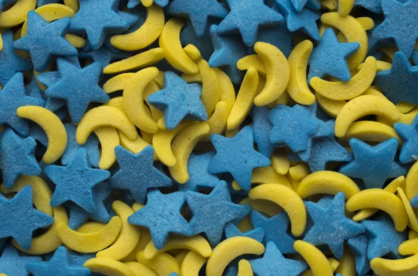 gece gökyüzü kavramı mavi ve sarı tahıl gevreği yığın halinde yerleştirilir