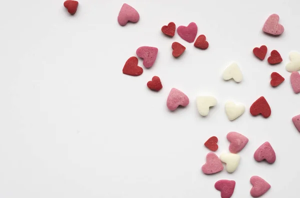 Vista Cerca Colorido Esmalte Romántico Forma Corazón Sobre Mesa Blanca —  Fotos de Stock