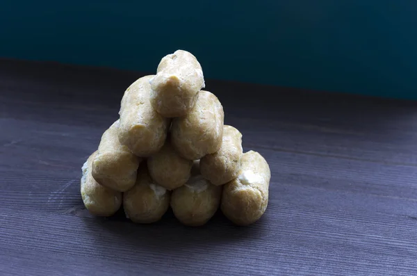 Leckere Frisch Gebackene Eclairs Über Der Holzoberfläche — Stockfoto