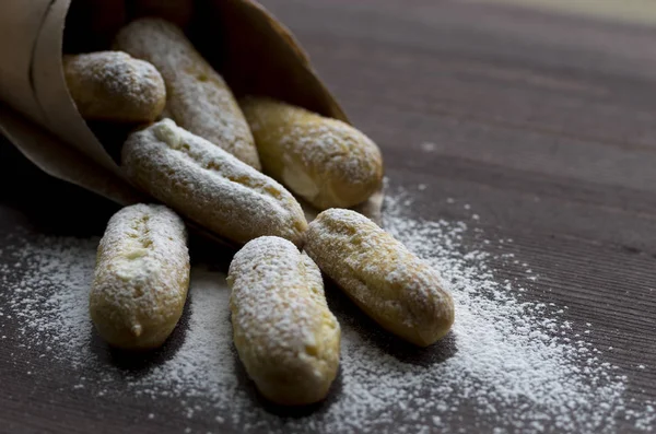 Lekker Vers Gebakken Eclairs Houten Oppervlak — Stockfoto