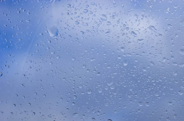 Wassertropfen Auf Glas Gegen Blauen Himmel — Stockfoto