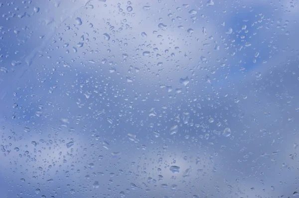 Wassertropfen Auf Glas Gegen Blauen Himmel — Stockfoto