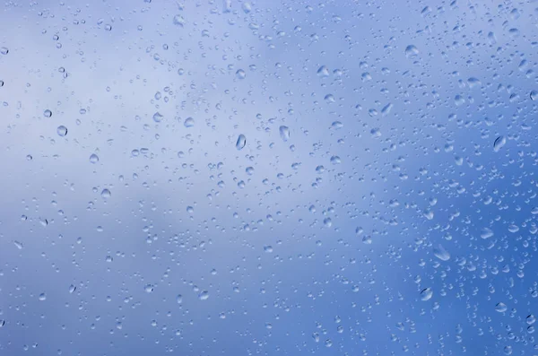 Gotas Agua Sobre Vidrio Contra Cielo Azul —  Fotos de Stock