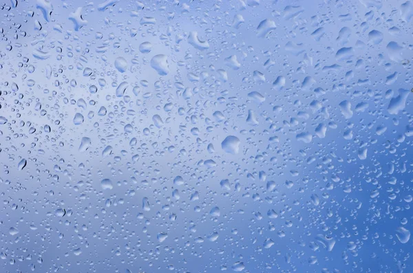 Wassertropfen Auf Glas Gegen Blauen Himmel — Stockfoto