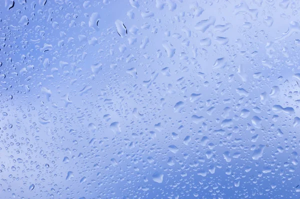 Gocce Acqua Vetro Contro Cielo Azzurro — Foto Stock