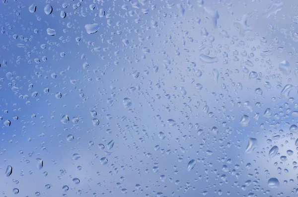 Gotas Agua Sobre Vidrio Contra Cielo Azul —  Fotos de Stock