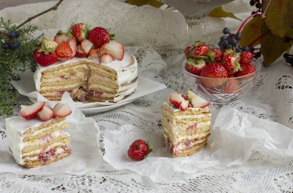 Nahaufnahme Von Wahnvorstellungen Kuchen Mit Früchten — Stockfoto