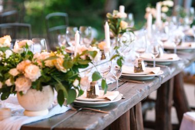 çiçek aranjmanı, tasarım, tablo ayarı kavramı. Tablo düğün kutlamaları için dekore edilmiş.