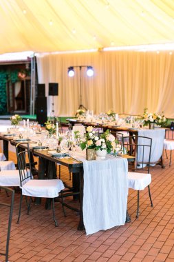 performans, düğün, parti kavramı. en önemli olay, evliliği kutlamak için güzel bir mekan. Orada tabloları büyük çadır, sarı ışık ve parlak projektörler altında hizmet verilen