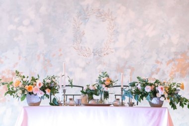 düzenleme, tasarım konsepti düğün. Muhteşem düğün tablo için iki kişi ayarlama büyük buketler çiçek ve mum farklı sahipleri ile dekore edilmiştir. metin için boş alan ile