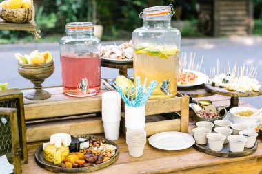 Yemek, yaz, plesure kavramı. meyve suları, Kuruyemiş, Kuruyemiş kağıt bardak ve bahar rulo masada ahşap vazoda farklı türleri vardır