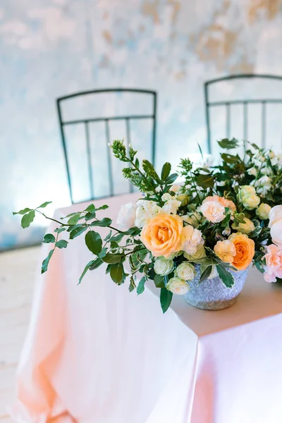 Bloemstuk, romantiek, milieu concept. Stilleven in vorm van duizelingwekkende boeket van de meest elegante bloemen in de wereld, rozen, gesymboliseerd standvastige liefde — Stockfoto