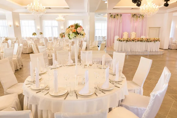 室内设计 插花概念 有一个餐厅 是为两个情人的婚礼准备的 所有的空间都是用白色和浅色装饰的 — 图库照片